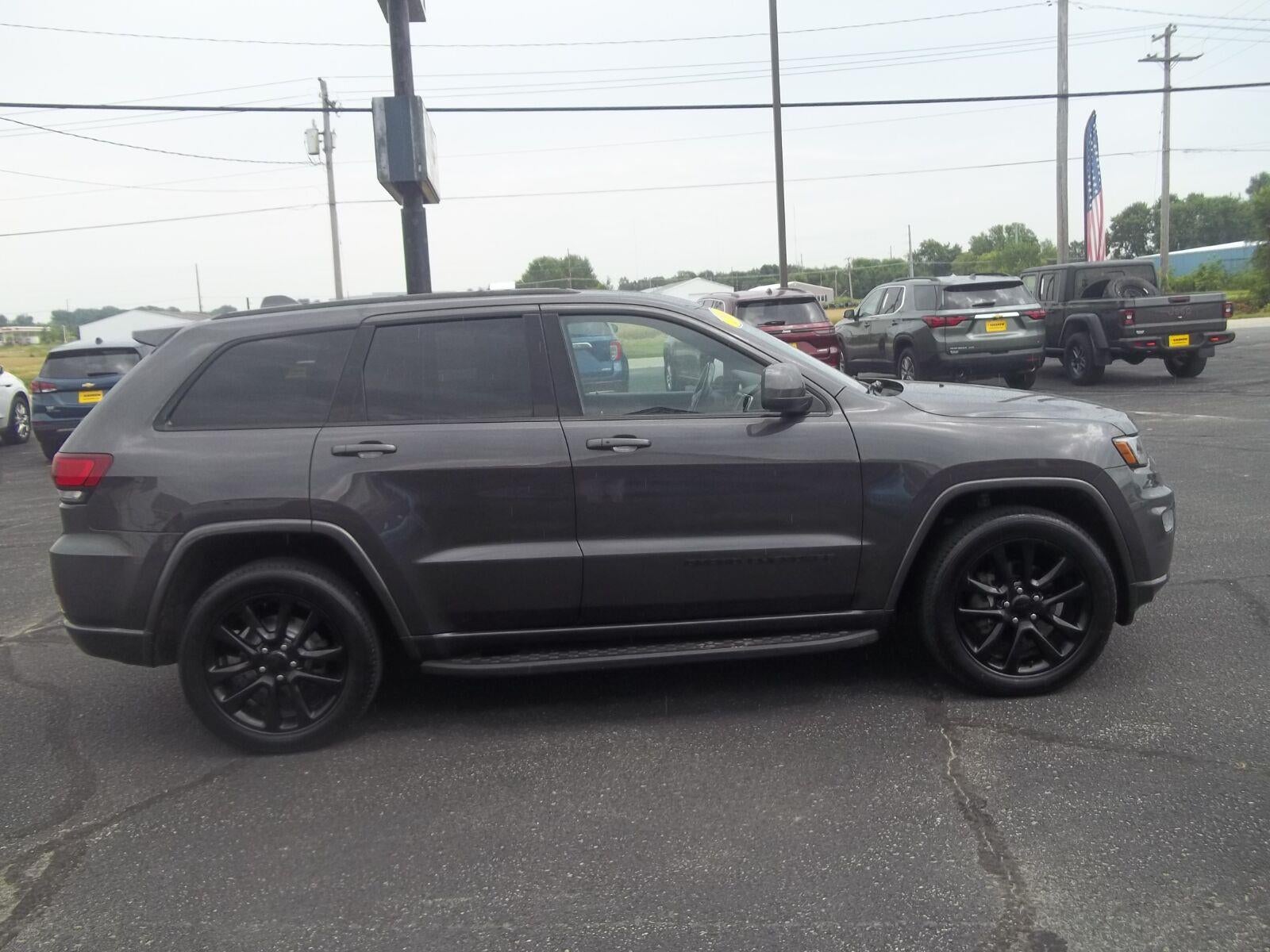 Used 2018 Jeep Grand Cherokee Altitude with VIN 1C4RJFAGXJC284241 for sale in Oelwein, IA