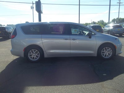 2024 Chrysler Voyager LX